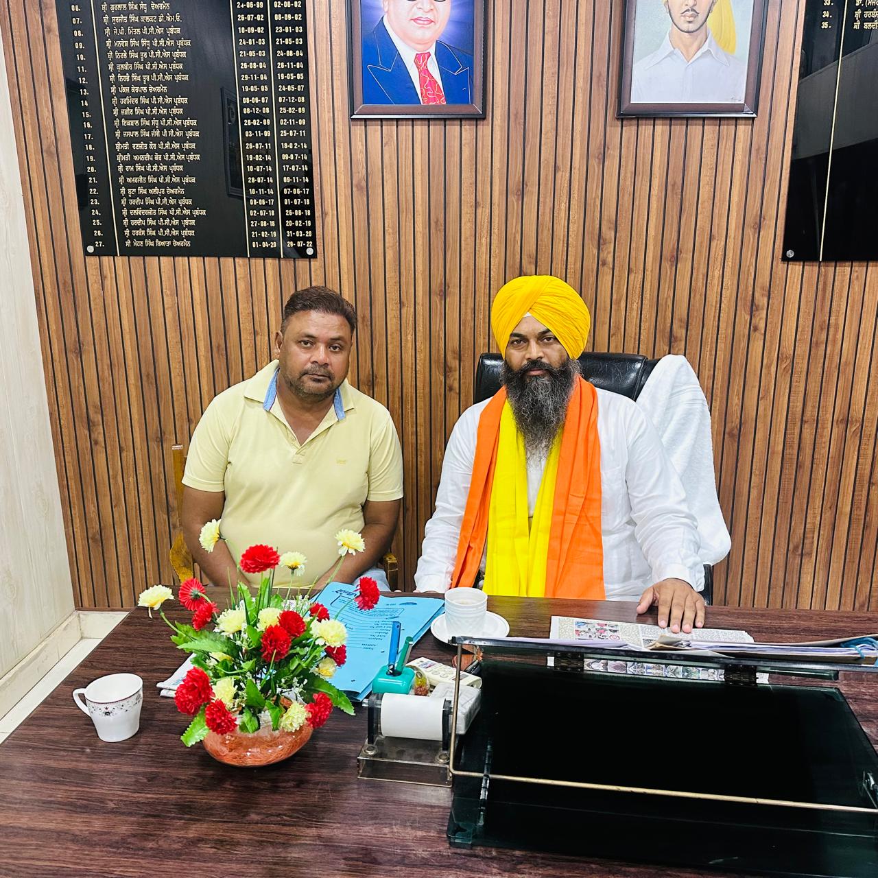 Councillor Deepak Kumar Deepa met the Market Committee Chairman.
